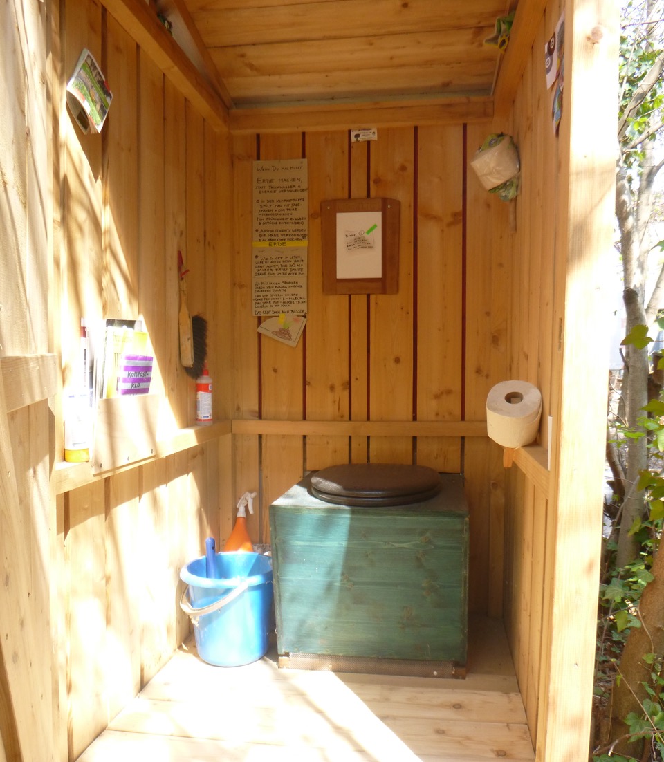 Foto Komposttoilette aus Holz gezimmert
