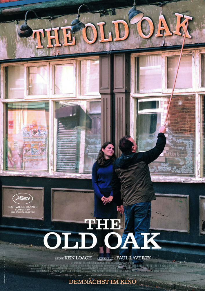 Filmplakat "The Old Oak", Frau und Mann vor dem Pub